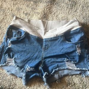 Maternity shorts size Large
